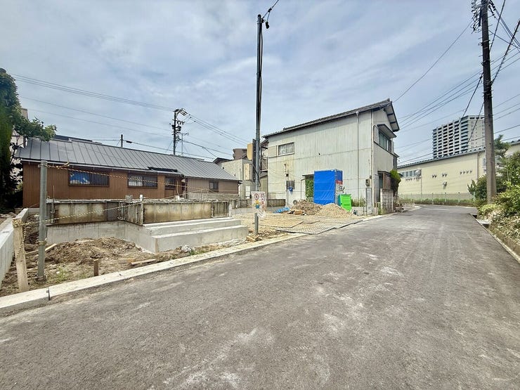 ◇前面道路◇
過ごす時間と共に刻々と表情を変えていく住まい、季節によってさまざまな表情を見せてくれるわが家は、時を重ね思いを紡ぐ場所です。ご家族の一家団欒を心ゆくまでお楽しみください。
