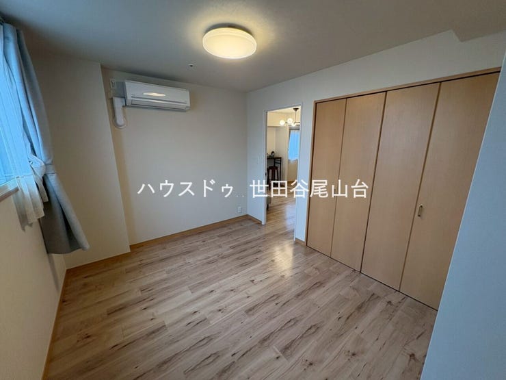 明るく落ち着いた雰囲気の洋室。家具の配置もしやすく、自分らしい空間づくりを楽しめます。