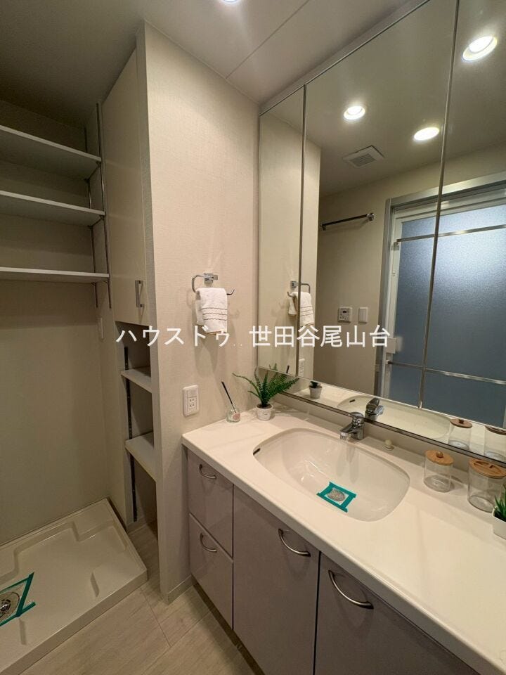 三面鏡付き洗面化粧台を採用。収納力も備え、毎日の身支度を快適にサポートします。