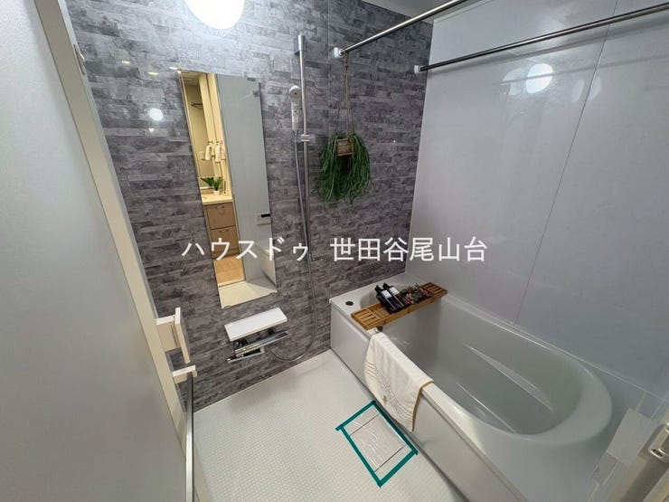 落ち着いたデザインの浴室で、一日の疲れをゆったりリフレッシュ。浴室換気乾燥機付きです。
