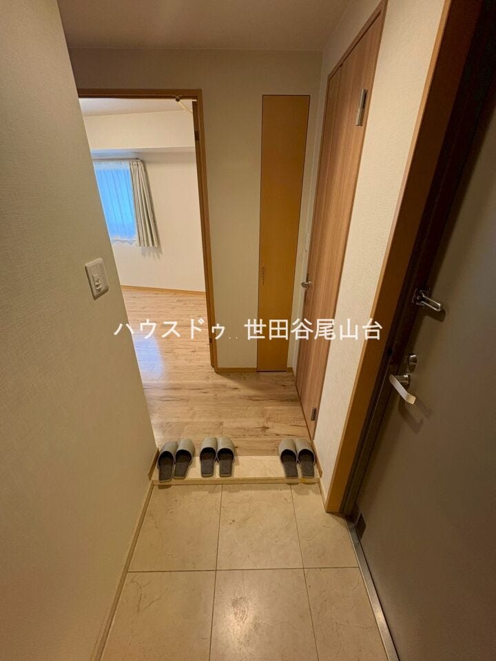 ゆとりある玄関スペース。毎日の暮らしを気持ちよく迎える、明るくすっきりとした空間です。