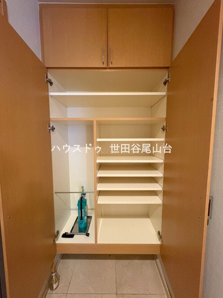 可動棚付きの収納を備え、靴や日用品、ストック用品などもすっきり整理できます。