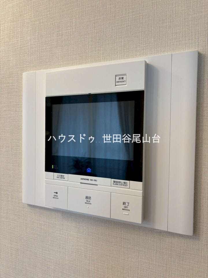 TVモニター付インターホンを設置。来訪者を確認でき、防犯面にも配慮された安心の設備です。