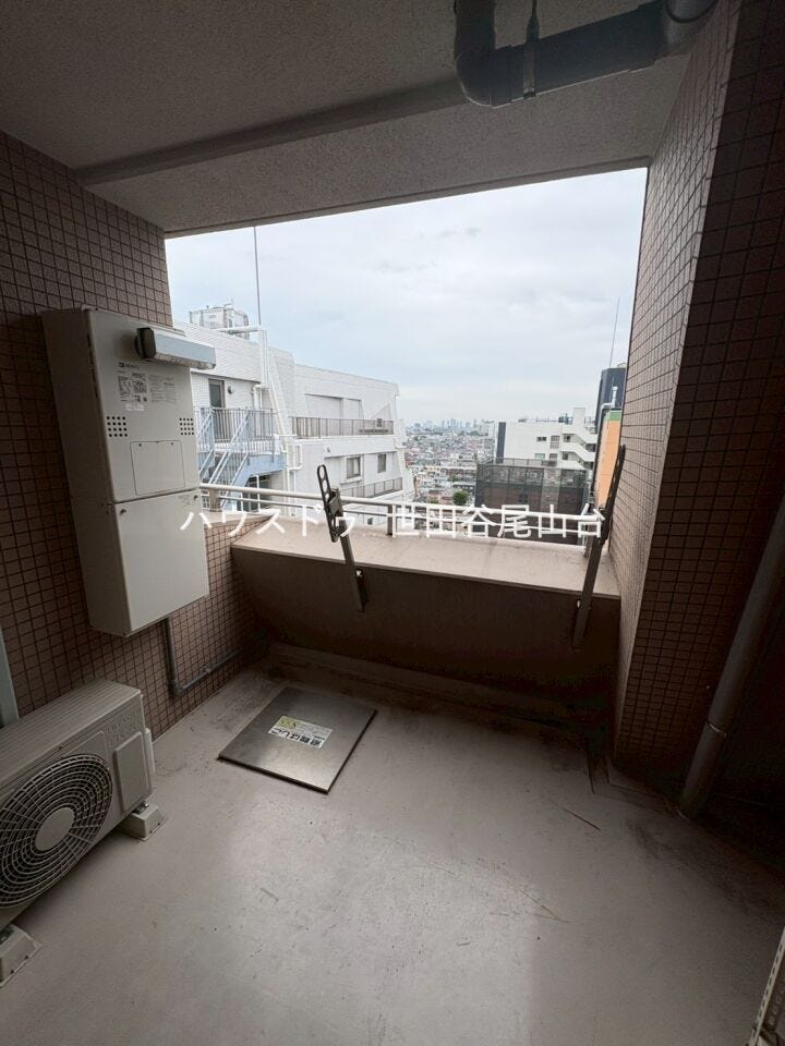ゆとりあるバルコニー。洗濯物や布団もゆったり干せ、開放感のある空間です。