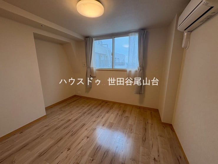 収納を備えた使い勝手の良い洋室。主寝室や子ども部屋、書斎など多彩な用途に対応します。
