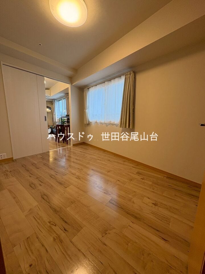 大きな窓からやさしい光が差し込む洋室。主寝室や子ども部屋としてもおすすめです。