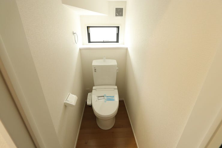 白を基調とした清潔感あふれるトイレ。毎日使う場所だからこそ、明るく心地よい空間に仕上げています。