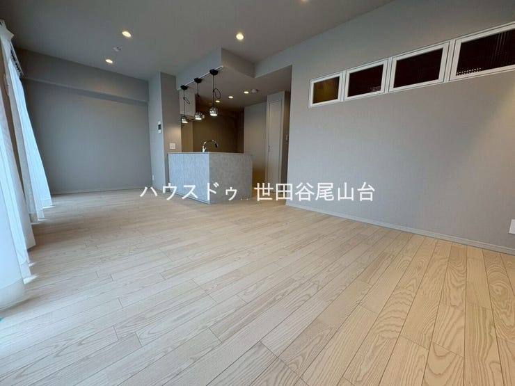 【リビング】
約15帖のLDKは家具の配置がしやすく、ご家族でゆったり過ごせる空間。南向きの明るい陽光が室内を心地よく包みます。