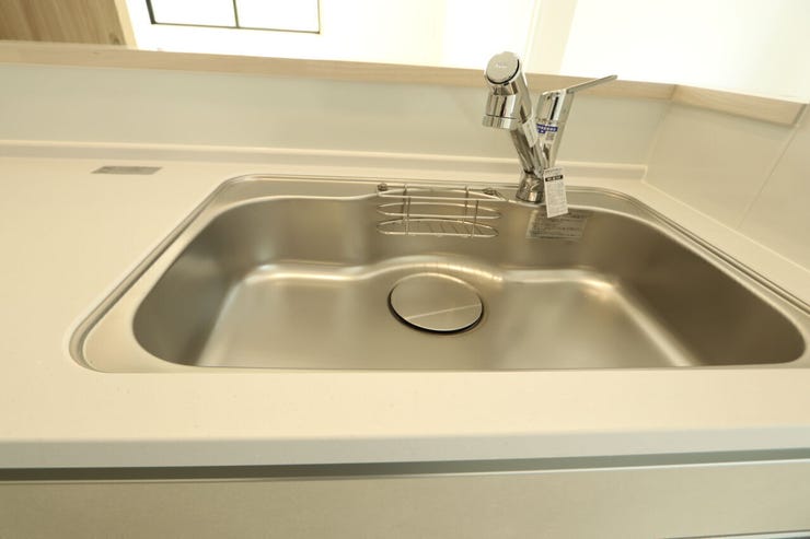 水跳ね音がとても静かなシンク。浄水一体型シャワー水栓でシンクの隅までラクラク掃除ができます。