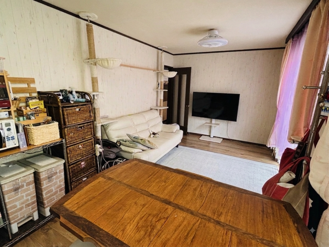 (居住中につき画像を一部加工しています)
明るく開放感のあるリビング。家族が自然と集まりたくなる、ゆったりとしたくつろぎの空間です。食事や団らんなど、家族との大切な時間を楽しめます。