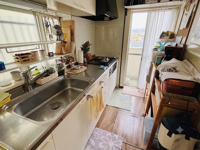(居住中につき画像を一部加工しています)
キッチン横には大きな窓があり、換気はもちろんのこと、ごみ袋なども出しやすそうです。床下収納など十分な収納スペースがあります。