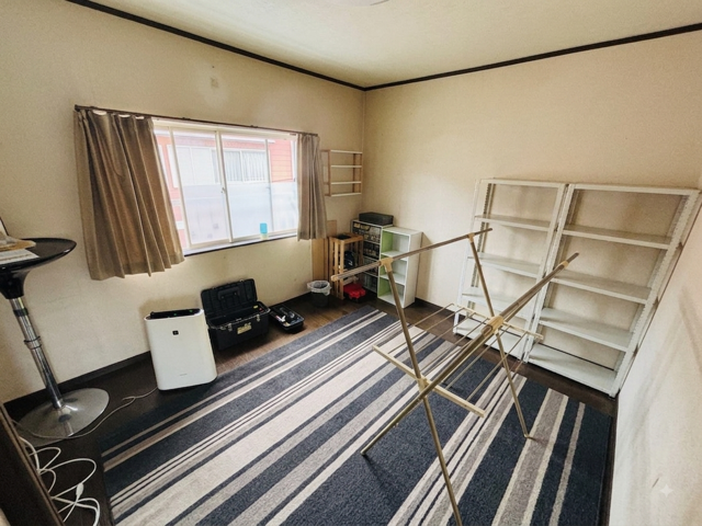 (居住中につき画像を一部加工しています)
明るく開放感のある洋室。家具の配置もしやすく、寝室や子ども部屋などライフスタイルに合わせてお使いいただけます。