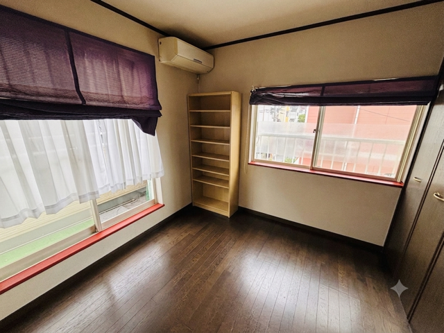 (居住中につき画像を一部加工しています)
ゆとりのある洋室で、毎日の暮らしも快適に。収納スペースも確保されており、お部屋をすっきりと保てます。