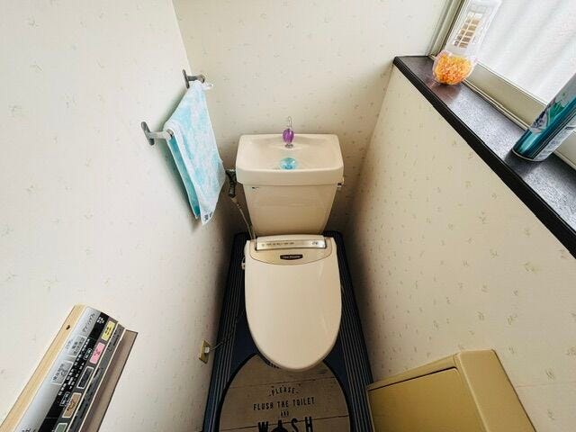 (居住中につき画像を一部加工しています)
明るく清潔感のあるトイレ空間で、毎日気持ちよくお使いいただけます。1.2階両方にトイレがあり階段を降りなくていいので便利です。