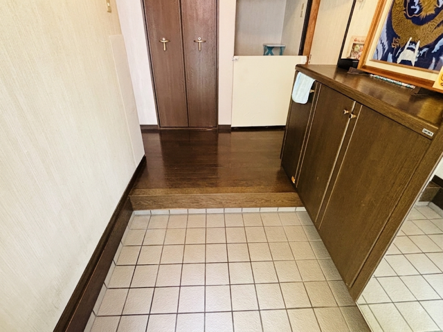 (居住中につき画像を一部加工しています)
ご家族をやさしく迎える、明るく清潔感のある玄関です。シューズボックス付きで、ご家族分の靴もすっきり収納できます。