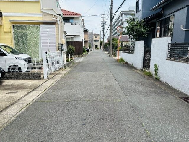 東側前面道路の様子です。