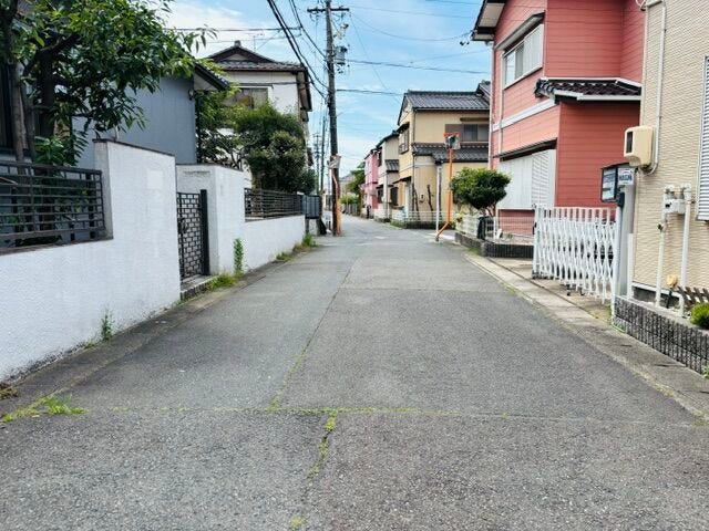 東側前面道路の様子です。