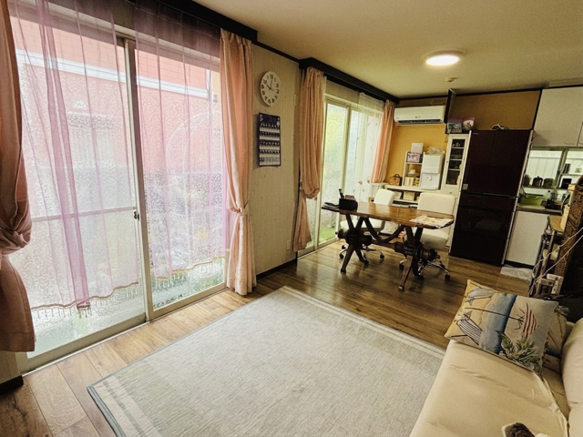 (居住中につき画像を一部加工しています)
南側の大きな窓から日差しが差し込みます。