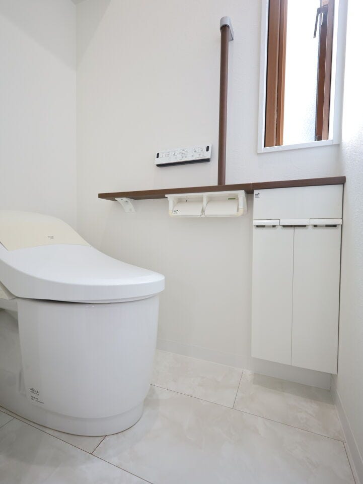 2箇所あるトイレは快適な温水洗浄便座付。朝のトイレ渋滞も解消!