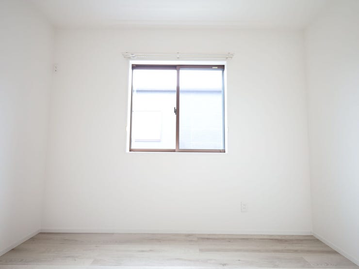 白を基調した壁紙と建具で、お部屋を広く感じられるようになっております。