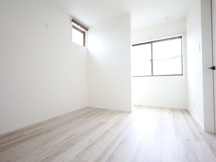 大容量収納付きでスッキリ片付く、大人モダンな雰囲気の部屋。