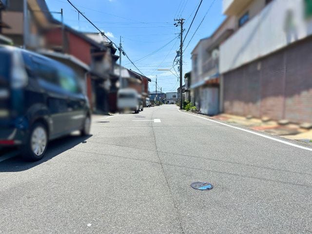 幅員約7.9mの前面道路です。引越し業者のトラックも問題なく停めて置くことが出来る道幅です。(2026年7月14日撮影)