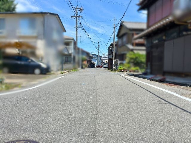 幅員約7.9mの前面道路です。普通車が余裕を持ってすれ違うことの出来る道幅です。(2026年7月14日撮影)