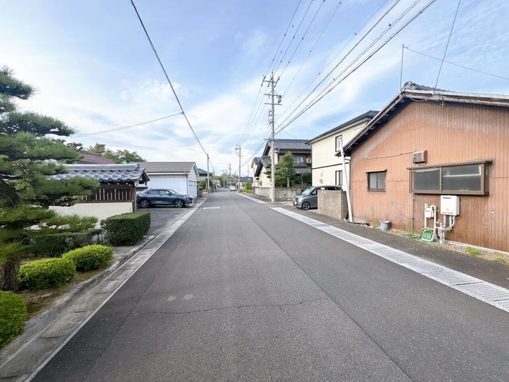 【運転が苦手な方も安心!広々8mの前面道路】
道幅にゆとりがあるため、車のすれ違いがスムーズで、駐車も落ち着いてラクに行えます。
小さなお子様連れでの歩行やベビーカーの移動も安心です。