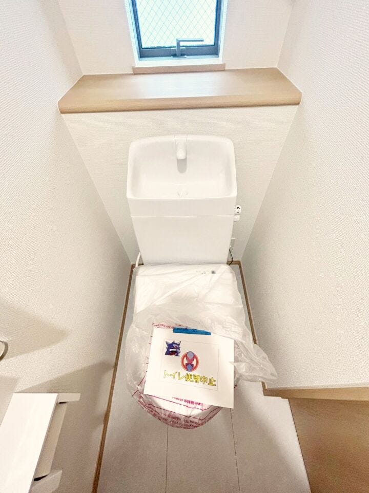 【中間検査】
屋根が出来上がり、構造金物や耐力壁・防水等の工事が終わると中間検査になります。
法令検査はもちろん、基礎同様専門の係員と工事監督がチェックします。
