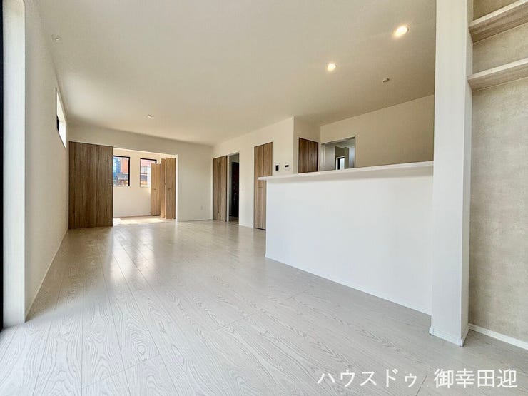 ■安らぎと笑顔の中心地■陽光が優しく降り注ぎ、会話が自然と弾む。ここでは、毎日が特別な時間へと変わります。