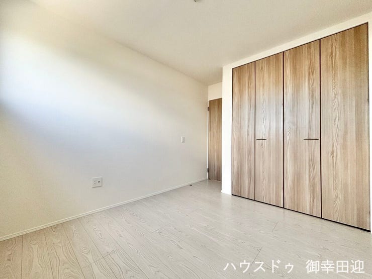 ■2階5.2帖洋室■寝室、書斎、趣味の部屋。家族の成長やライフスタイルに合わせ、様々な使い方ができる快適な空間です。