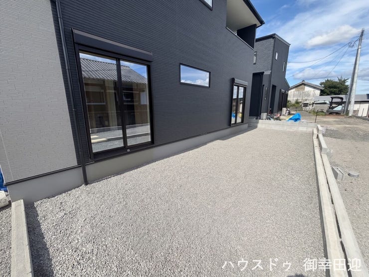■遊びと安らぎの多目的空間■子どもが安全に遊べ、ペットと触れ合い、大人も自然に癒やされる、暮らしを彩るスペースです。【撮影日:2026年7月10日】