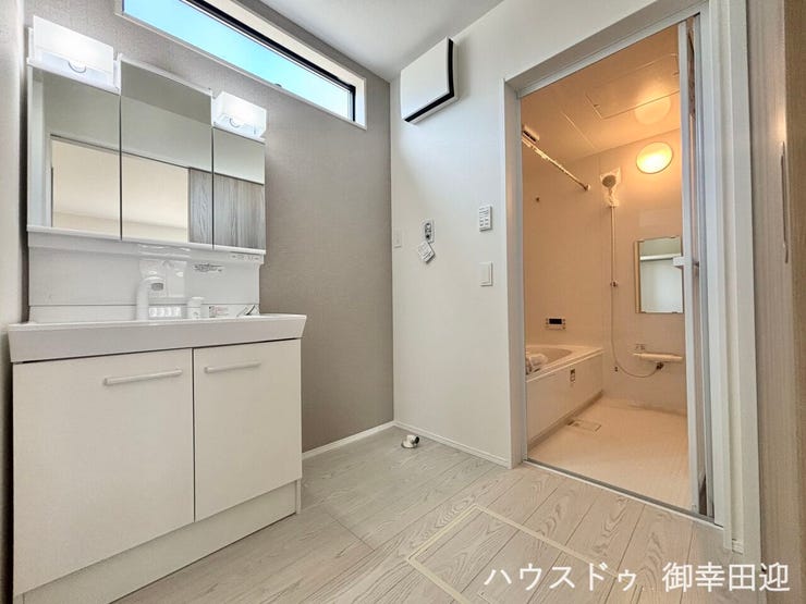 ■清々しいリフレッシュ空間■自分を磨き、気持ちを切り替える。心地よい光が差し込むプライベートスペース。