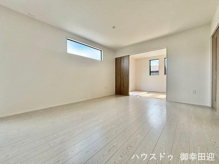 ■安らぎと笑顔の中心地■陽光が優しく降り注ぎ、会話が自然と弾む。ここでは、毎日が特別な時間へと変わります。
