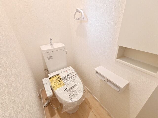 小窓付きのトイレは、換気もでき清潔に保てるのが嬉しいでいですね!