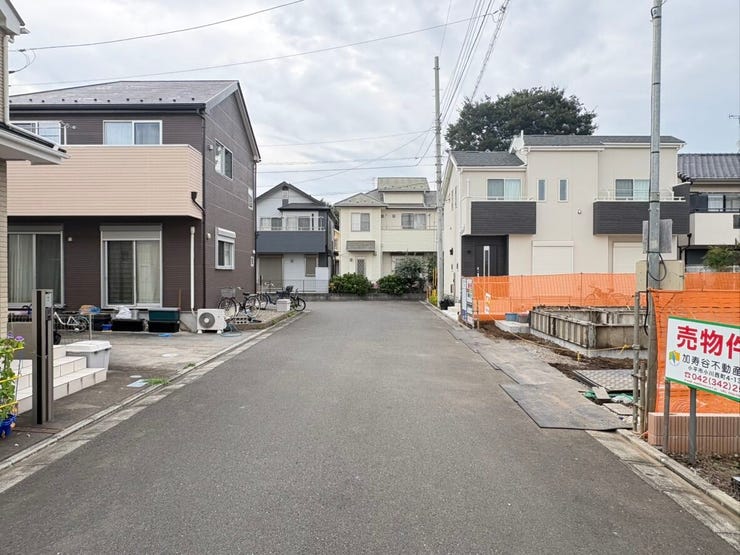 現地はゆとりある幅員の前面道路に面しており、車のすれ違いもスムーズです。周辺は整った住宅街となっており、日々の暮らしに心地よい静けさが漂います。