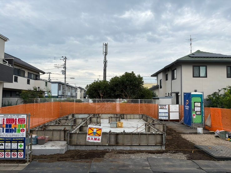 現在、こちらの広い敷地で基礎工事が進められています。丁寧な施工で、家族の暮らしをしっかり支える住まいの基礎がつくられています。