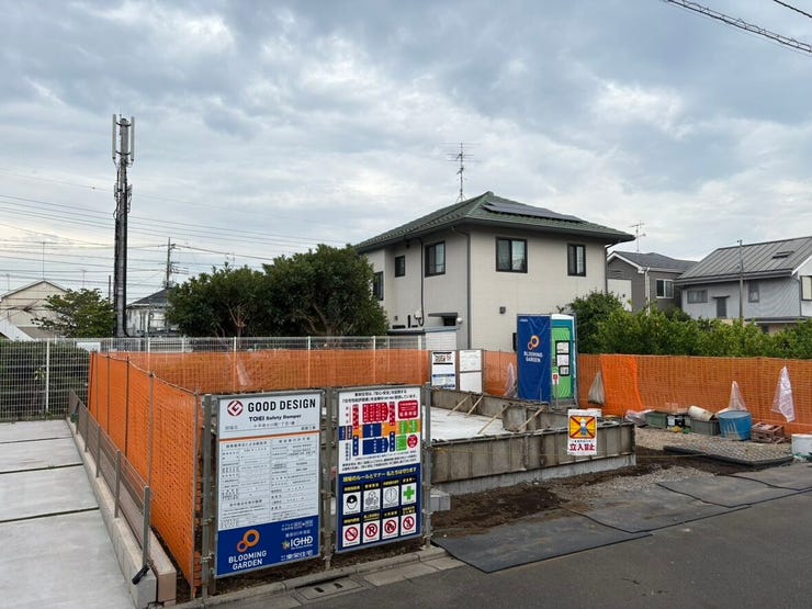 開放感のある角地に位置した建築現場です。これから始まる新生活に向けて、閑静な住宅街で穏やかな時間が流れています。