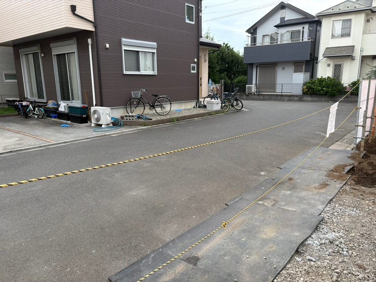 現地前の道路は車通りが穏やかで見通しが良く、落ち着いた街並みが広がっています。行き交う車や人も気負うことなく、安心してお子様と歩ける環境です。