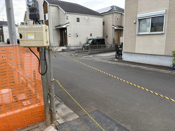 前面道路はすっきりと見通しが良く、車の出し入れも落ち着いて行える広さです。周囲には住宅が並び、穏やかな空気が流れる住環境で新生活を迎えられます。