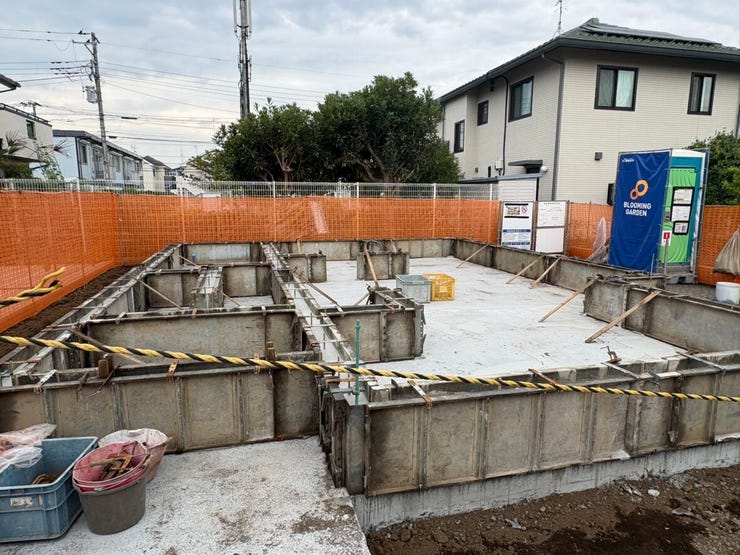 住まいの要となる基礎工事が丁寧に進められています。閑静な住宅街の一角にあり、完成後の暮らしを想像すると心弾む、やわらかな雰囲気が漂う敷地です。