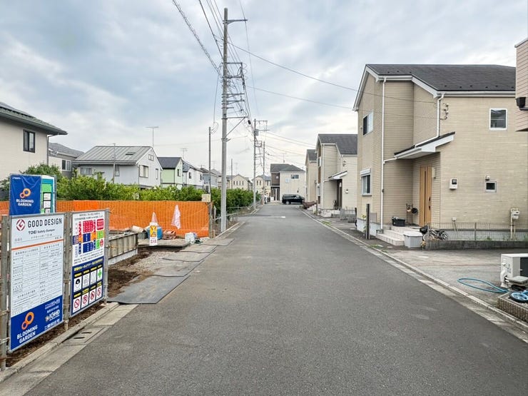 現地はゆとりある幅員の前面道路に面しており、車のすれ違いもスムーズです。周辺は整った住宅街となっており、日々の暮らしに心地よい静けさが漂います。