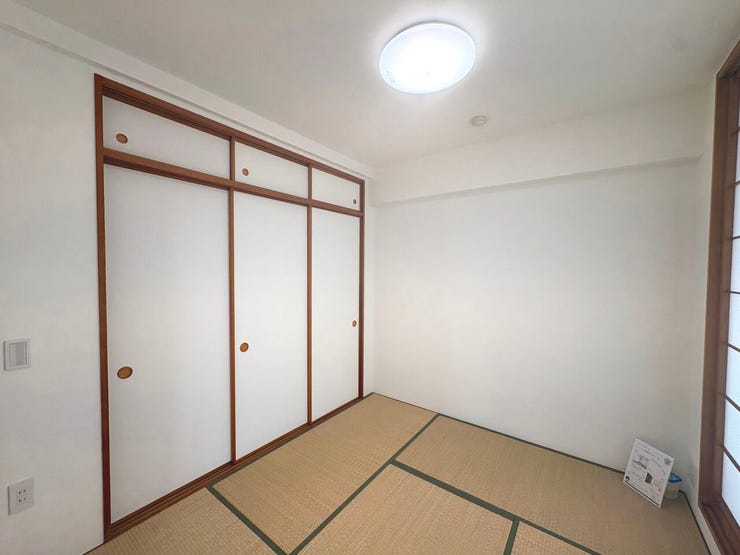 4.5帖の和室。便利で嬉しい収納スペースを完備しております。