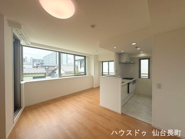 【リビング】
15.7帖のリビング。室内リノベーション済みにつきご入居から快適にお過ごしいただけます。
