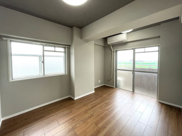 ◇洋室6.1帖◇
2面採光のお部屋は明るく風通しが良いです♪
収納もしっかり出来ますよ!