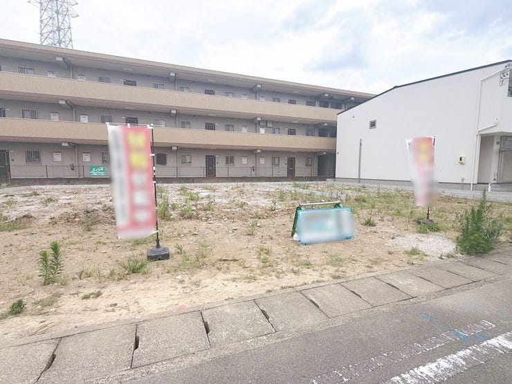 【西向きの土地】
西向きの土地は昼から夕方にかけて心地よい陽射しが差し込み、室内が明るく暖かく保てます♪
家族で過ごす夕方の時間に、照明の使用も抑えられるため電気代の節約にもつながります!