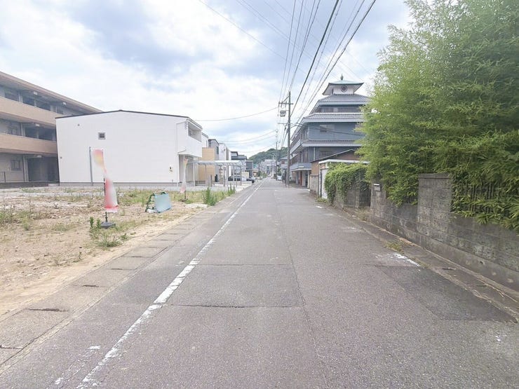 【前面道路】
大型車の通行が少なく、静かで落ち着いた環境が魅力です♪
小さなお子さんがいるご家庭でも安心して暮らせます!
車がスピードを出しにくく、交通事故のリスクも低減される安全な住環境です!