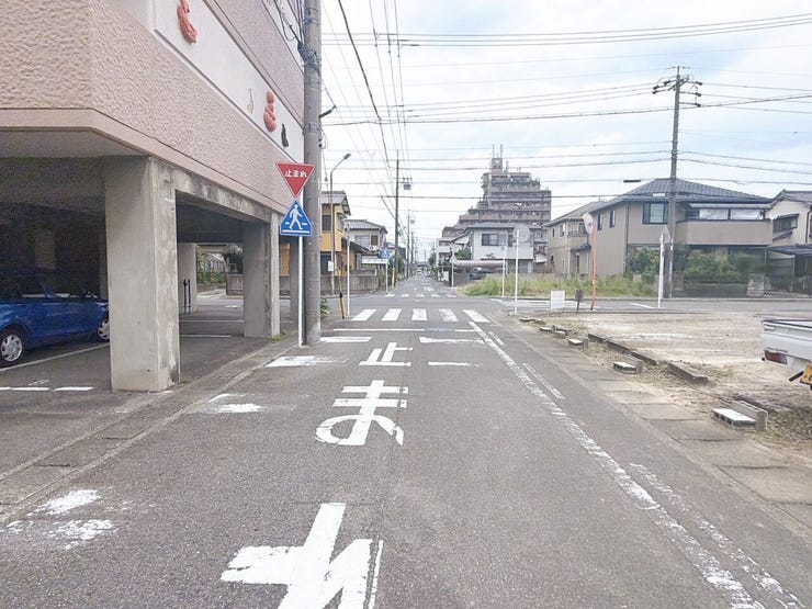 【前面道路】
交通量が少なく静かな環境のため、歩行者や高齢者、お子様にも安心の立地です♪
周辺の騒音も少ないため、落ち着いた雰囲気の中で穏やかな毎日を過ごしたい方にぴったりの住環境です!