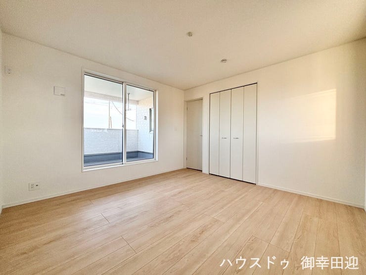 ■2階8帖洋室■心からリラックスできる静けさ、上質な眠りで、毎日をリセットします。明日への活力を養う空間です。