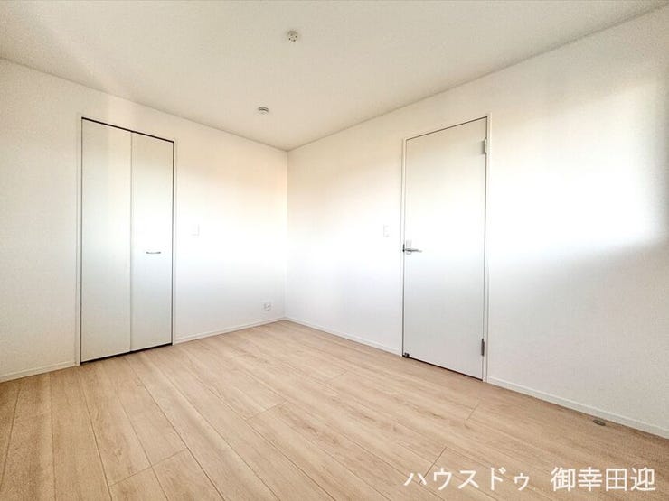 ■2階6帖洋室■寝室、書斎、趣味の部屋。家族の成長やライフスタイルに合わせ、様々な使い方ができる快適な空間です。